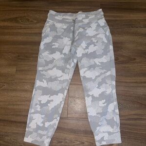 lululemon athletica Women's Gray Camouflage Cropped Pants